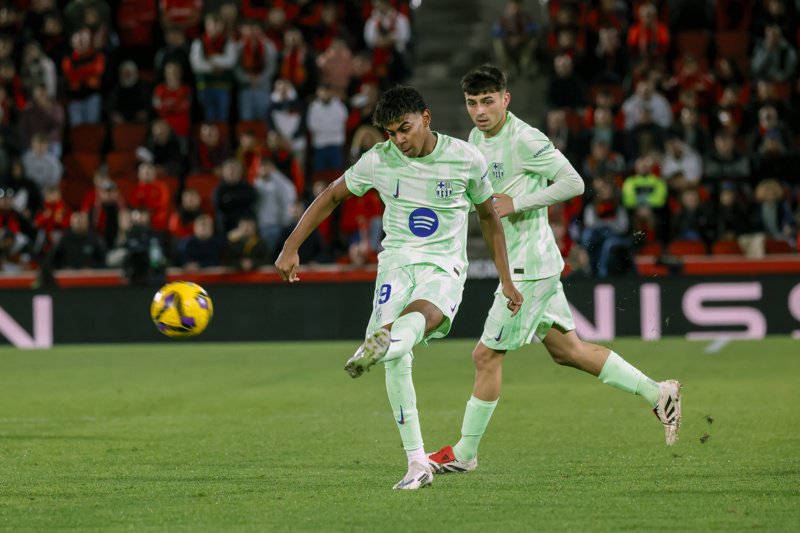PALMA, 03/12/2024.-El delantero del Barcelona Lamine Yamal (i) durante el partido de LaLiga de la jornada 19 entre el Real Mallorca y el Barcelona, que se disputa este martes en el estadio de Son Moix.- EFE/ Cati Cladera