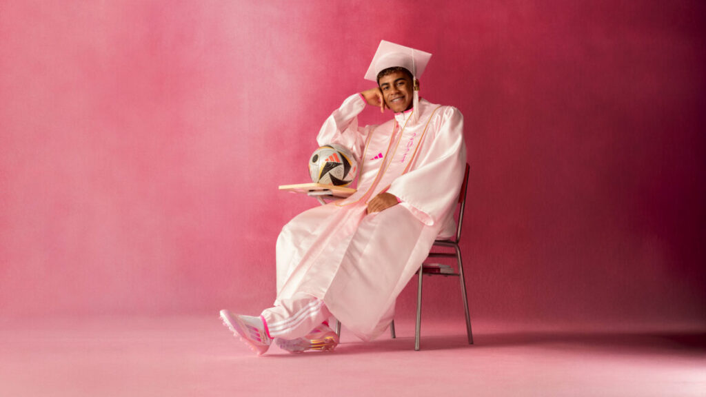Lamine Yamal posando con su nueva colección de botines. ADIDAS.