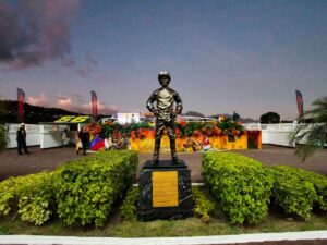 Develada estatua de Javier Castellano