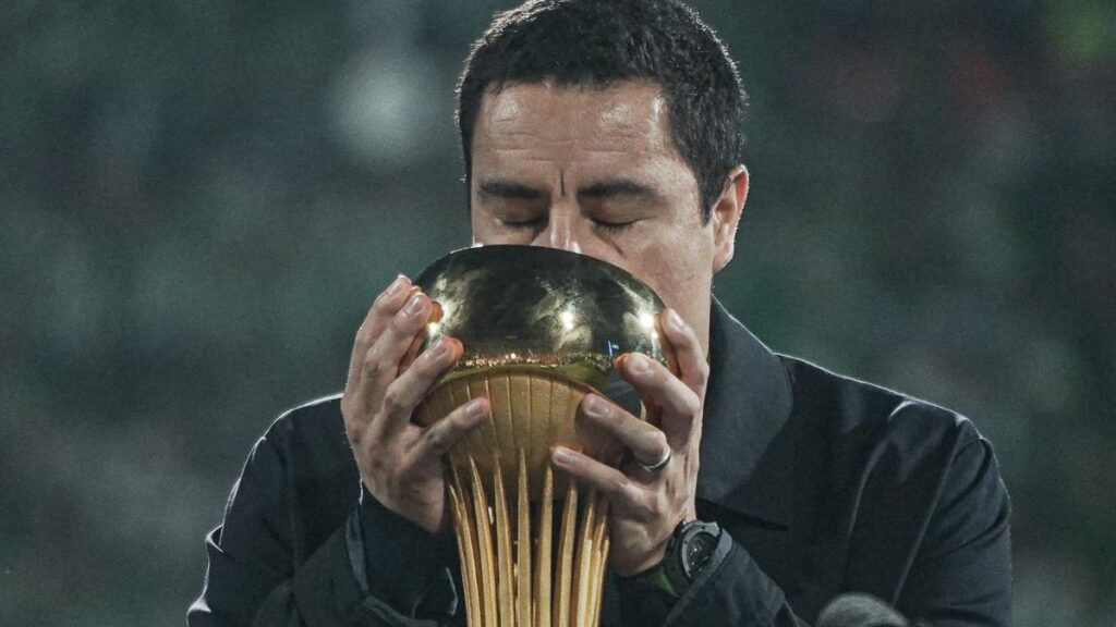 Efraín Juárez y los entrenadores mexicanos campeones en el extranjero