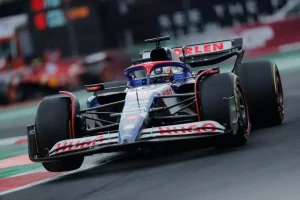 El piloto neozelandés del equipo RB y remplazo del checo pérez Liam Lawson durante el Gran Premio de Fórmula 1 en el autódromo Hermanos Rodriguez de la Ciudad de México (México). EFE/Isaac Esquivel