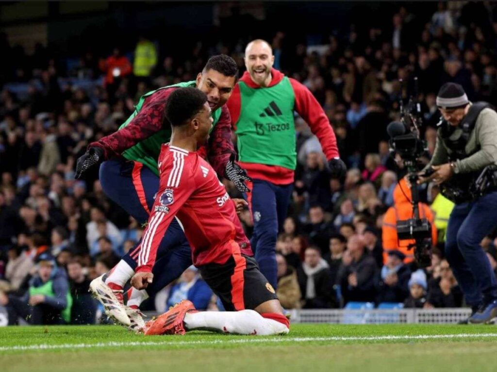 Manchester United le dio vuelta y ganó el derbi