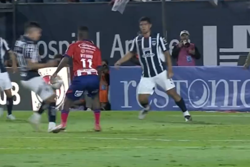 ¿Era penal? Mano de Arteaga desata polémica en San Luis vs Monterrey