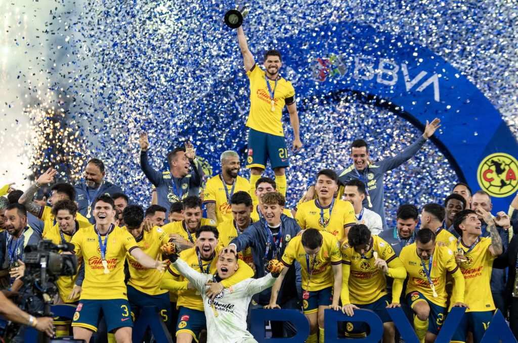 Los jugadores del América alzan el título de campeones del Torneo Apertura 2024. EFE/ Miguel Sierra