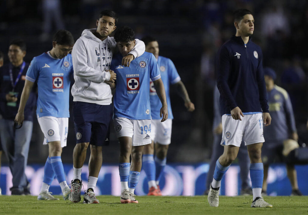 Jugadores de Cruz Azul expresan este domingo su desconsuelo tras perder con América la serie por un cupo en la final del torneo Apertura mexicano.EFE/Isaac Esquivel