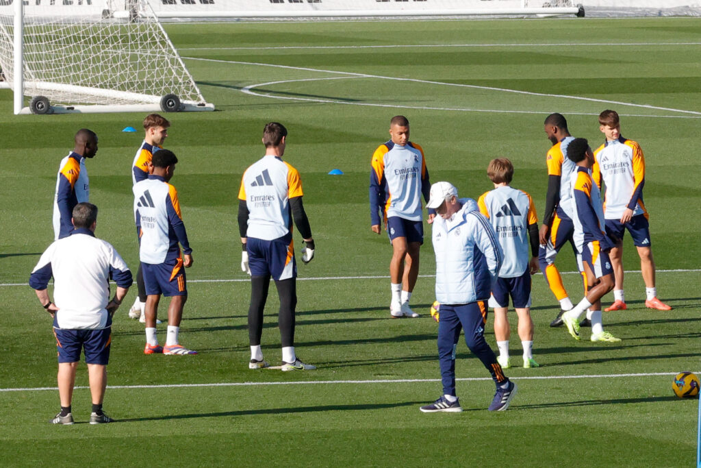 El entrenador del Real Madrid, Carlo Ancelotti (delante) dirige el entrenamiento del equipo este sábado en la Ciudad Deportiva de Valdebebas en la víspera del su partido de LaLiga contra el Getafe. EFE/ Zipi