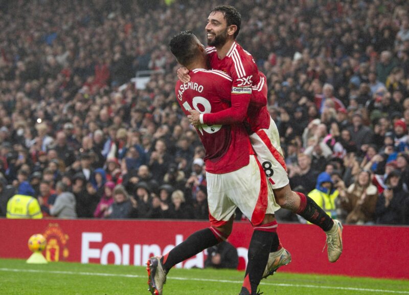Los jugadores del Manchester United Bruno Fernandes y Casemiro (i) celebran el segundo gol de su equipo durante el partido de la Premier League que han jugado Manchester United y Leicester City, en Manchester, Reino Unido. EFE/EPA/PETER POWELL