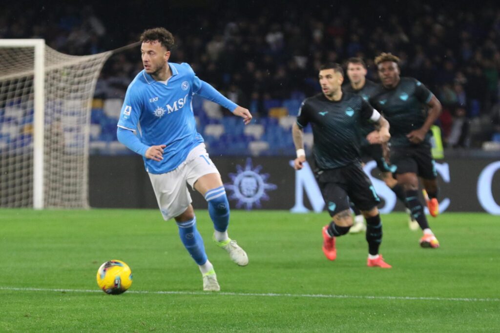 El jugador del Nápoles Amir Rrahmani en acción durante el partido de la Serie A que han jugado SSC Napoli y SS Lazio en el 'Diego Armando Maradona' stadium en Náoples, Italia. EFE/EPA/CESARE ABBATE