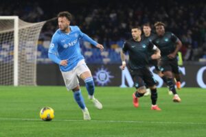 El jugador del Nápoles Amir Rrahmani en acción durante el partido de la Serie A que han jugado SSC Napoli y SS Lazio en el 'Diego Armando Maradona' stadium en Náoples, Italia. EFE/EPA/CESARE ABBATE