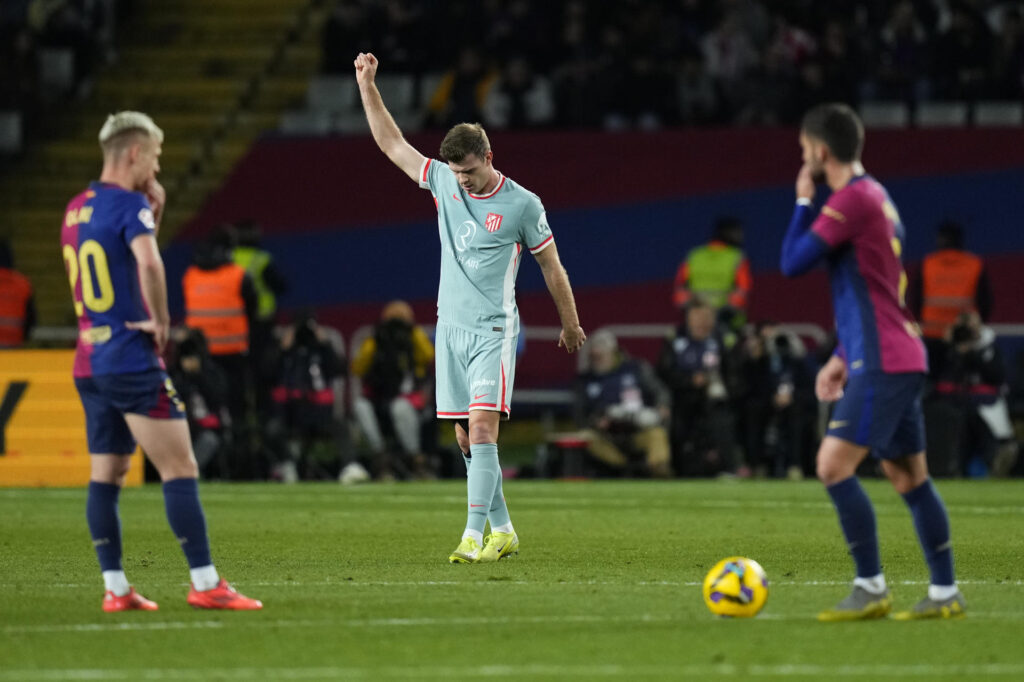 El delantero noruego del Atlético de Madrid Alexander Sørloth (c) celebra su gol durante el partido de la jornada 18 de LaLiga entre el FC Barcelona y el Atlético de Madrid, este sábado en el estadio olímpico Lluis Companys. EFE/ Siu Wu