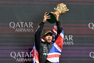 El séptuple campeón del mundo inglés Lewis Hamilton (Mercedes) celebra la victoria con su equipo en Silverstone, Reino Unido. EFE/EPA/PETER POWELL