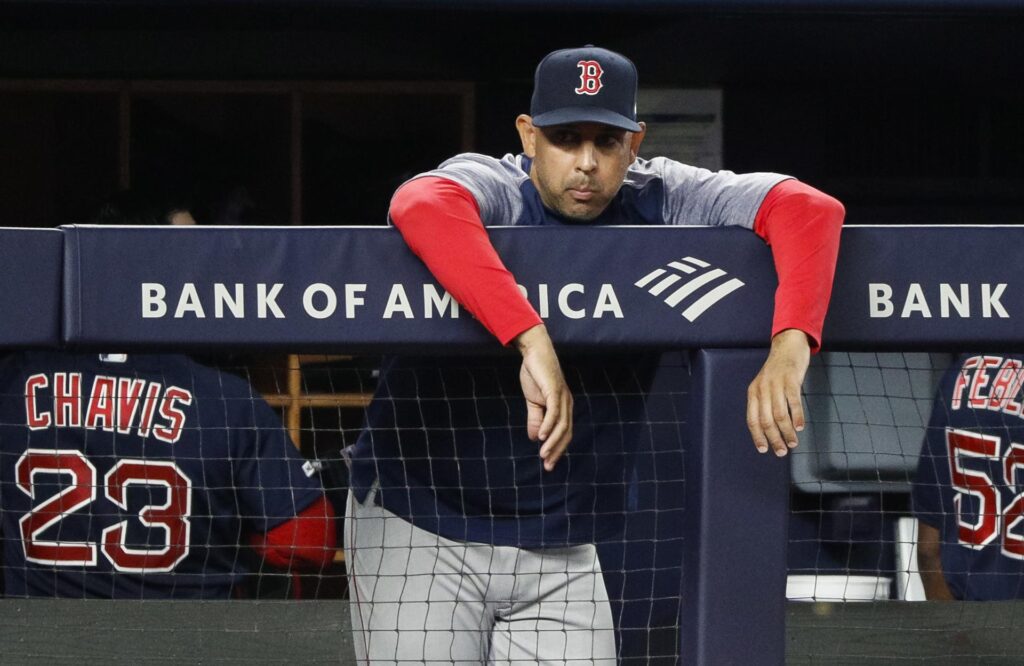 Fotografía de archivo en la que se registró al manager de los Medias Rojas de Boston, el puertorriqueño Alex Cora, durante un partido de la MLB, en el Yankee Stadium de Nueva York (NY, EE.UU.). EFE/Justin Lane