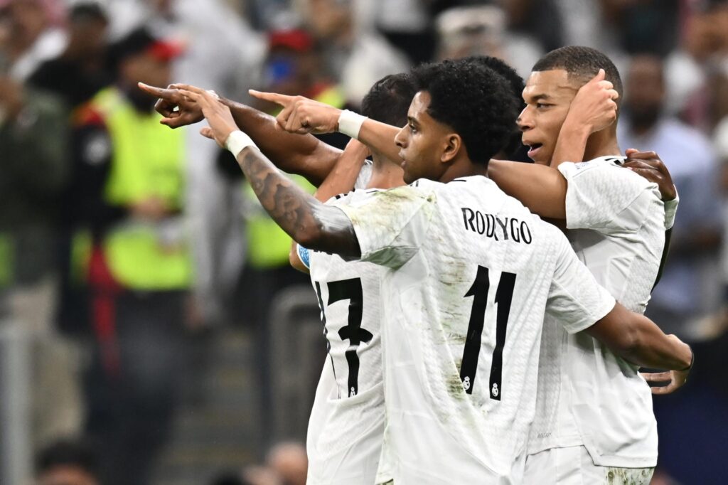 Los jugadores del Real Madrid Kylian Mbappe (d) celebra con sus compañeros en gol durante el partido de la final de la Copa Intercontinental que han jugado Real Madrid y Pachuca en Lusail, Catar. EFE/EPA/NOUSHAD THEKKAYIL