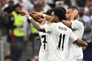 Los jugadores del Real Madrid Kylian Mbappe (d) celebra con sus compañeros en gol durante el partido de la final de la Copa Intercontinental que han jugado Real Madrid y Pachuca en Lusail, Catar. EFE/EPA/NOUSHAD THEKKAYIL