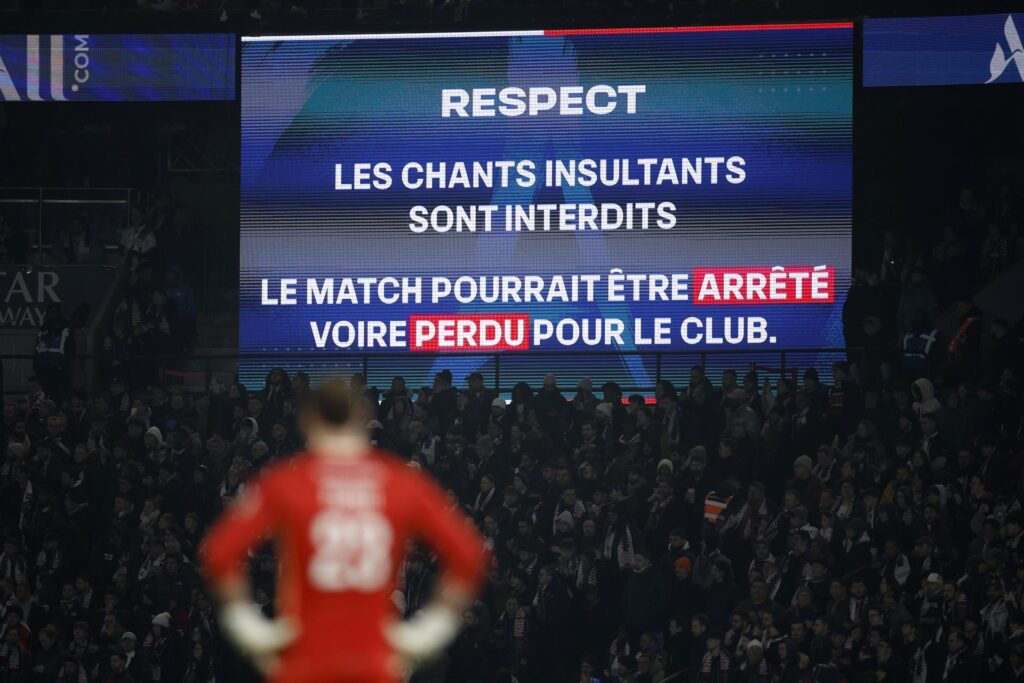 El partido que disputaron el París Saint-Germain y el Lyon en el estadio Parque de los Príncipes se detuvo durante cinco minutos. EFE/EPA/YOAN VALAT