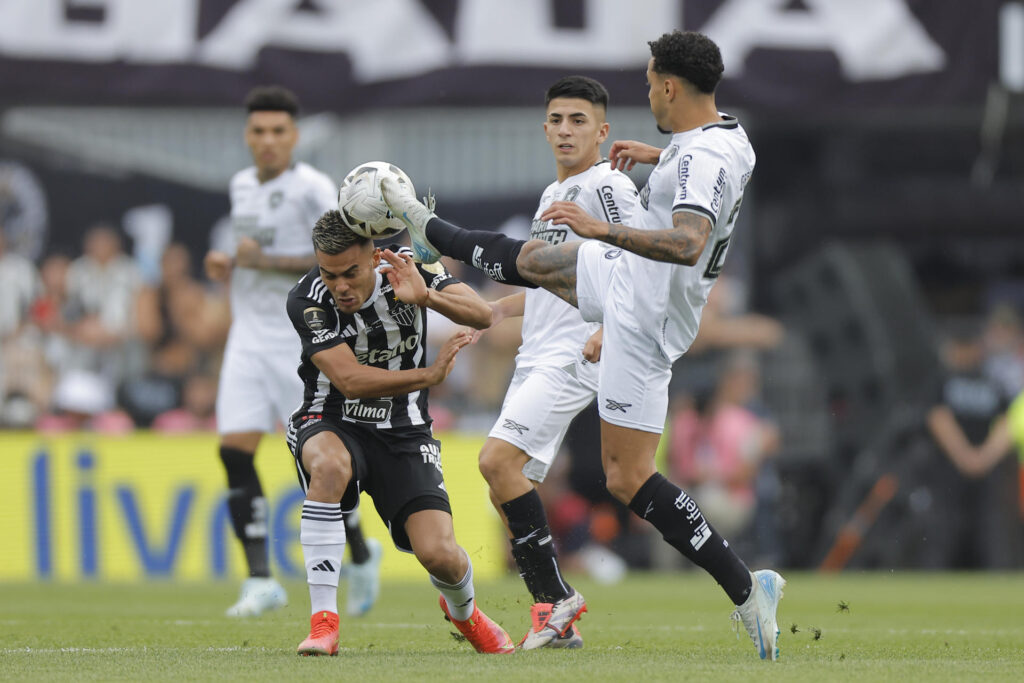 Fausto Vera (i) de Mineiro disputa un balón con Gregore de Magalhães (d) de Botafogo en la final de la Copa Libertadores- EFE/ Juan Ignacio Roncoroni