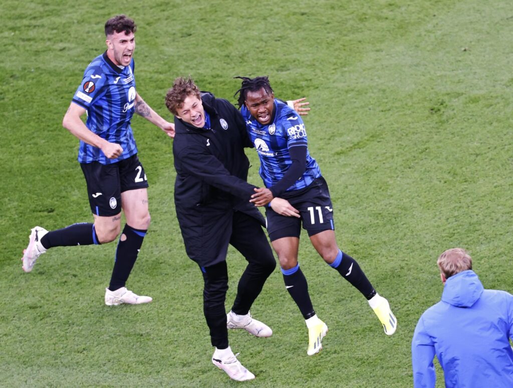 El jugador nigeriano del Atalanta Ademola Lookman (CR) celebra un gol durante el partido de la UEFA Europa League que han jugado Atalanta BC y Bayer 04 Leverkusen, en Dublín, Irlanda. EFE/EPA/TOLGA AKMEN