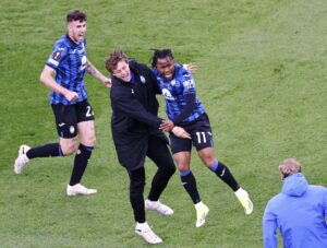 El jugador nigeriano del Atalanta Ademola Lookman (CR) celebra un gol durante el partido de la UEFA Europa League que han jugado Atalanta BC y Bayer 04 Leverkusen, en Dublín, Irlanda. EFE/EPA/TOLGA AKMEN