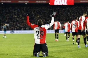 El delantero mexicano del Feyenoord Santiago Gimenez celebra el 2-0 durante el partido de la Eredivisieque han jugado Feyenoord y Heracles Almelo en el Feyenoord Stadium, en Rotterdam, Países Bajos. EFE/EPA/MAURICE VAN STEEN