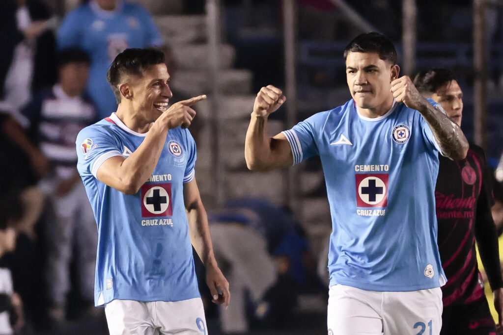 El jugador de Cruz Azul Ángel Sepúlveda (i) celebra con Gabriel Fernández por una anotación ante Tijuana durante el partido de vuelta de cuartos de final del Torneo Apertura del fútbol mexicano. EFE/ José Méndez