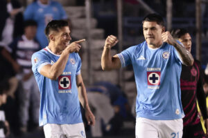 El jugador de Cruz Azul Ángel Sepúlveda (i) celebra con Gabriel Fernández por una anotación ante Tijuana durante el partido de vuelta de cuartos de final del Torneo Apertura del fútbol mexicano. EFE/ José Méndez