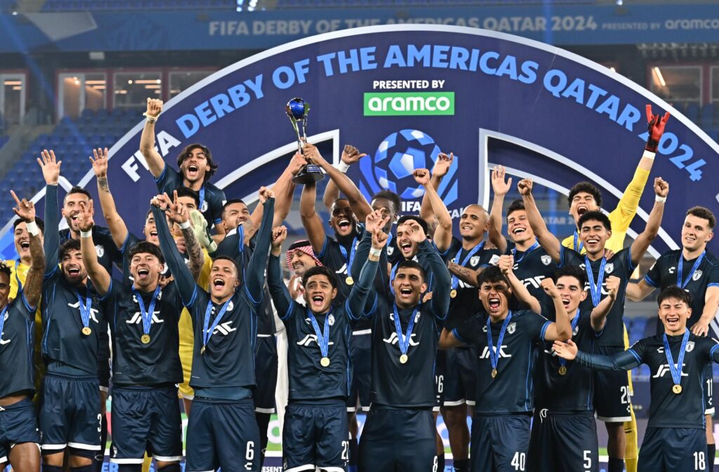Jugadores del Pachuca celebran la victoria sobre el Botafogo en partudo de cuartos de la Copa Intercontinental. EFE/EPA/NOUSHAD THEKKAYIL