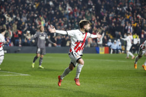 El centrocampista del Rayo Vallecano, Unai López, celebra el primer gol del equipo rayista durante el encuentro correspondiente a la jornada 17 de Laliga EA Sports que disputaron, Rayo Vallecano y Real Madrid en el estadio de Vallecas, en Madrid. EFE / Juanjo Martín.