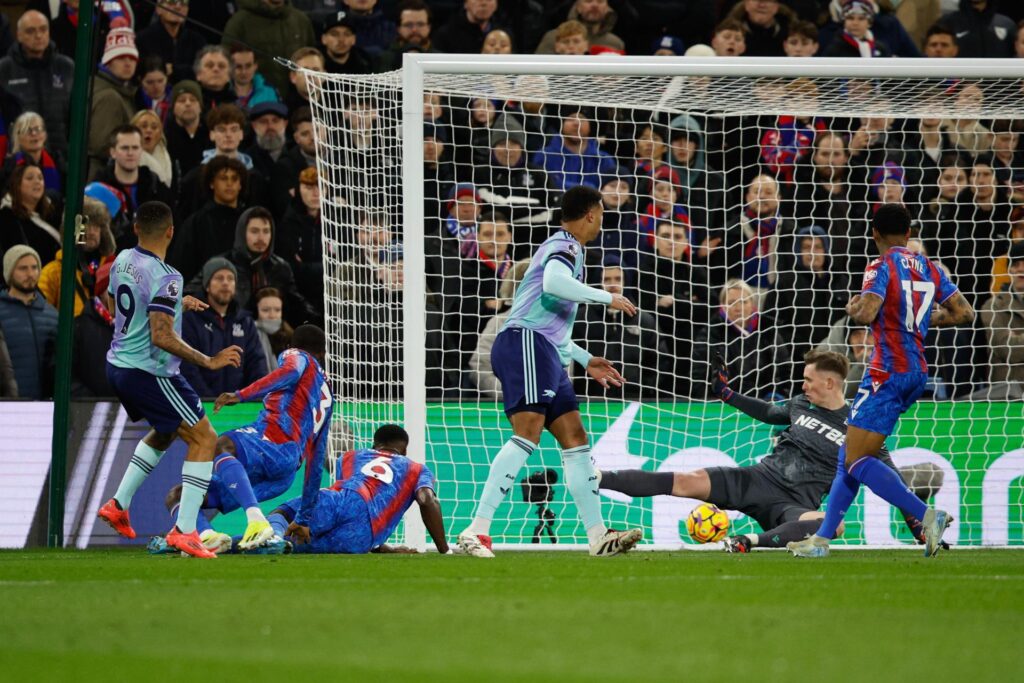 El delantero brasileño Gabriel Jesus, del Arsenal (I), logra el 0-1 durante el partido de la Premier League que han jugado Crystal Palace y Arsenal FC, en Londres, Reino Unido. EFE/EPA/DAVID CLIFF