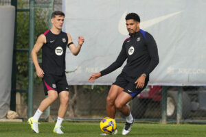 Foto de archivo del defensa uruguayo del Barcelona Ronald Araujo (d) y el centrocampista Gavi (i) durante un entrenamiento. EFE/Alejandro García
