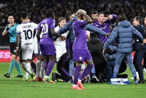 El italiano Edoardo Bove, jugador del Fiorentina, cayó desplomado y sin conocimiento en el campo durante el partido ante el Inter. EFE/EPA/CLAUDIO GIOVANNINI