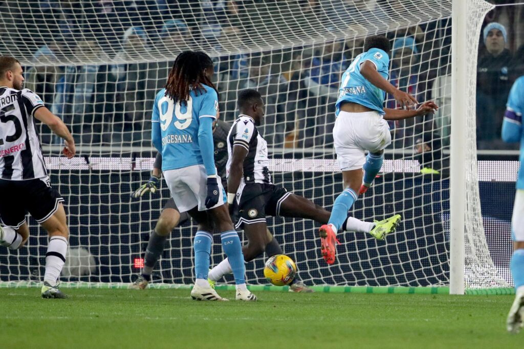 El jugador del Nápoles David Neres (d) marca durante el partido de la la Serie A que han jugado Udinese Calcio y SSC Napoli en el Friuli - Bluenergy Stadium en Udine, Italia. EFE/EPA/GABRIELE MENIS