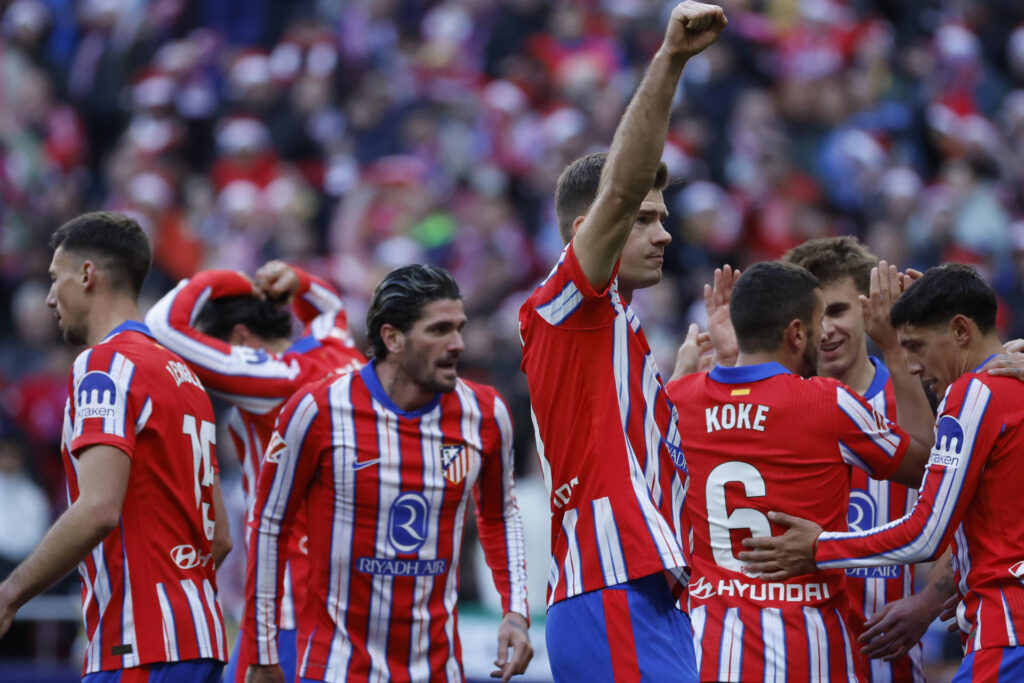 El cdelantero noruego del Atlético de Madrid Alexander Sørloth (c) celebra con sus compañeros el gol marcado ante el Getafe durante el partido de Liga que disputaron Atlético de Madrid y Getafe este domingo en el estadio Riyadh Air Metropolitano. EFE/Juanjo Martín