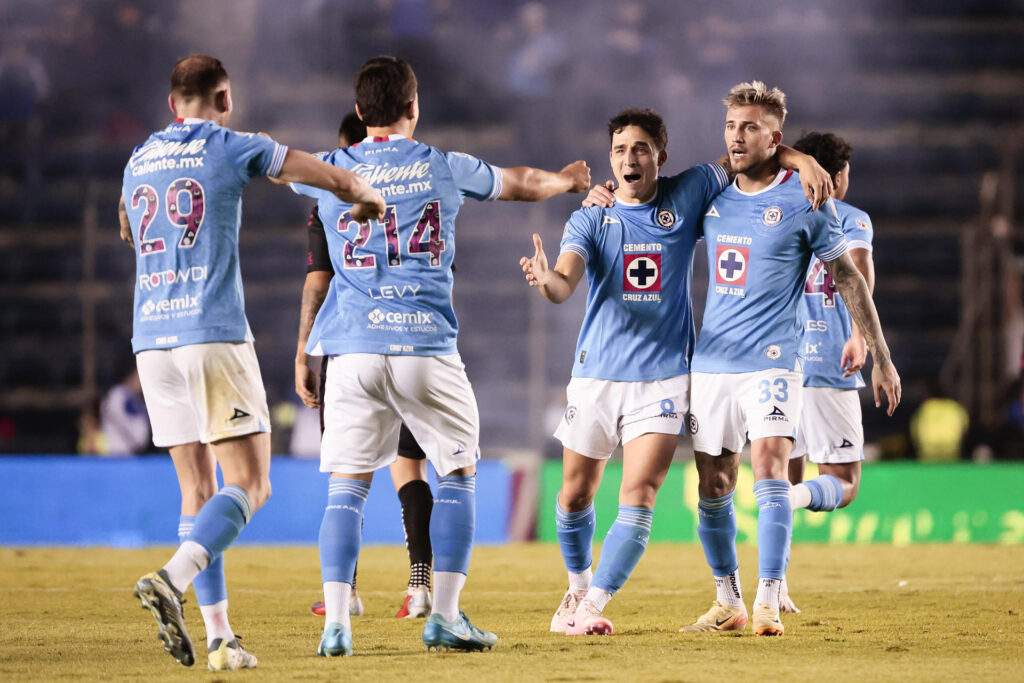 Jugadores de Cruz Azul celebran su pase a semifinales al derrotar a Tijuana durante el partido de vuelta de cuartos de final del Torneo Apertura del fútbol mexicano . EFE/ José Méndez