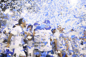 Los jugadores de Vélez levantan la copa de campeones de la Liga Profesional Argentina. EFE/ Juan Ignacio Roncoroni