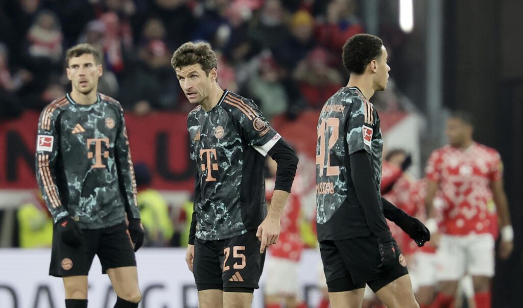 El jugador del Bayern Múnich Thomas Mueller (c) reacciona junto a sus compañeros tras encajar un gol en el partido de la Bundesliga que han jugado 1. FSV Mainz 05 y FC Bayern Munich en Mainz, Alemania. EFE/EPA/RONALD WITTEK