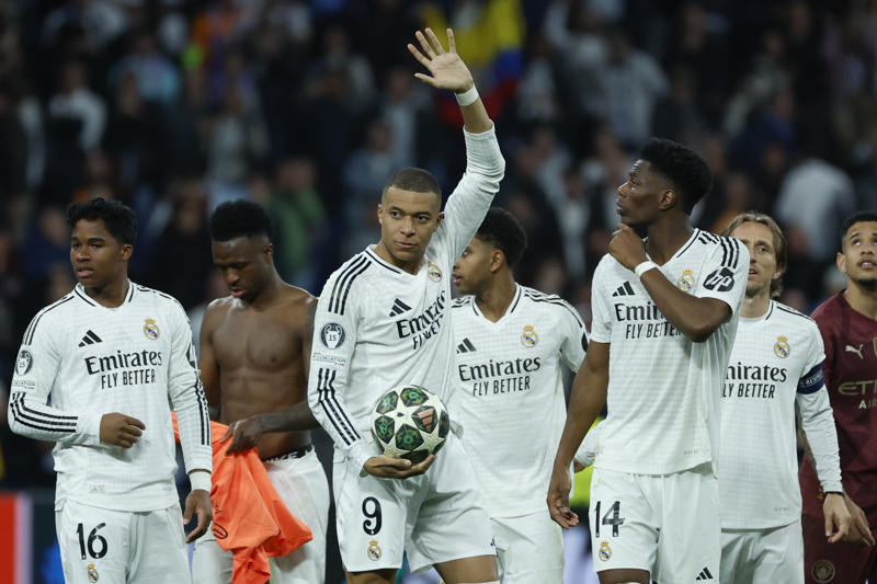 MADRID, 19/02/2025.- El delantero francés del Real Madrid, Kylian Mbappé, a la finalización del encuentro correspondiente a los play off de la Liga de Campeones que han disputado hoy miércoles Real Madrid y Manchester City en el estadio Santiago Bernabéu, en Madrid. EFE / Juanjo Martín.