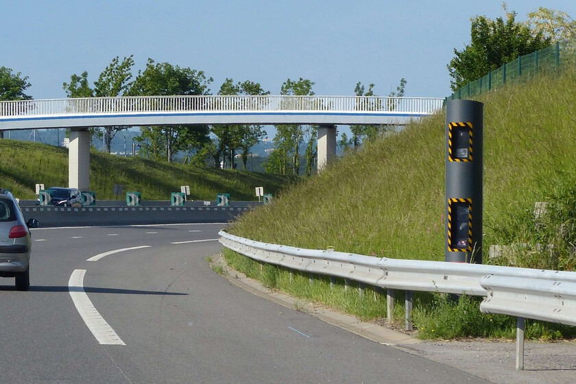 Harto de los excesos de velocidad en su calle, un francés hizo lo único que podía hacer: instalar un radar falso