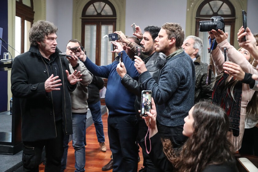 cómo $LIBRA y la macroestafa de criptomonedas en Argentina le está costando a Milei su popularidad