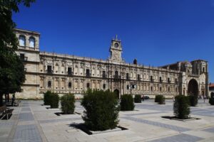 El Parador de León ha animado a sus turistas a vestirse de presos en Carnaval. Hay un problema: fue una cárcel franquista
