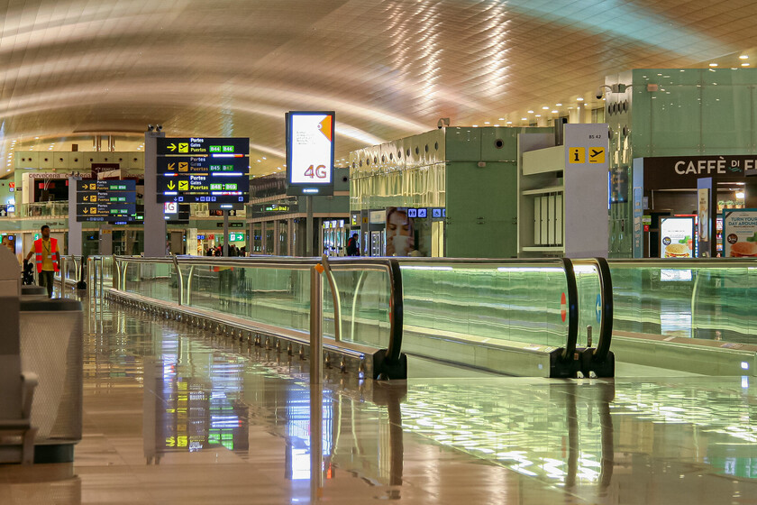 A solo unos días del MWC, en el aeropuerto de Barcelona han tomado una decisión polémica: desalojar a los sintecho