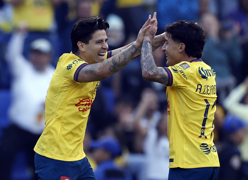 MEX1595. CIUDAD DE MÉXICO (MÉXICO), 01/02/2025.- Víctor Dávila (i) y Alejandro Zendejas de América celebran un gol este sábado, durante un partido por la jornada 5 del torneo Clausura 2025 de la Liga MX entre América y Juárez en el estadio Ciudad de los Deportes, en Ciudad de México (México). EFE/ Sáshenka Gutiérrez