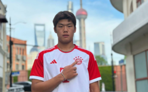 Guo Jiaxuan con la camiseta del Bayern Múnich.