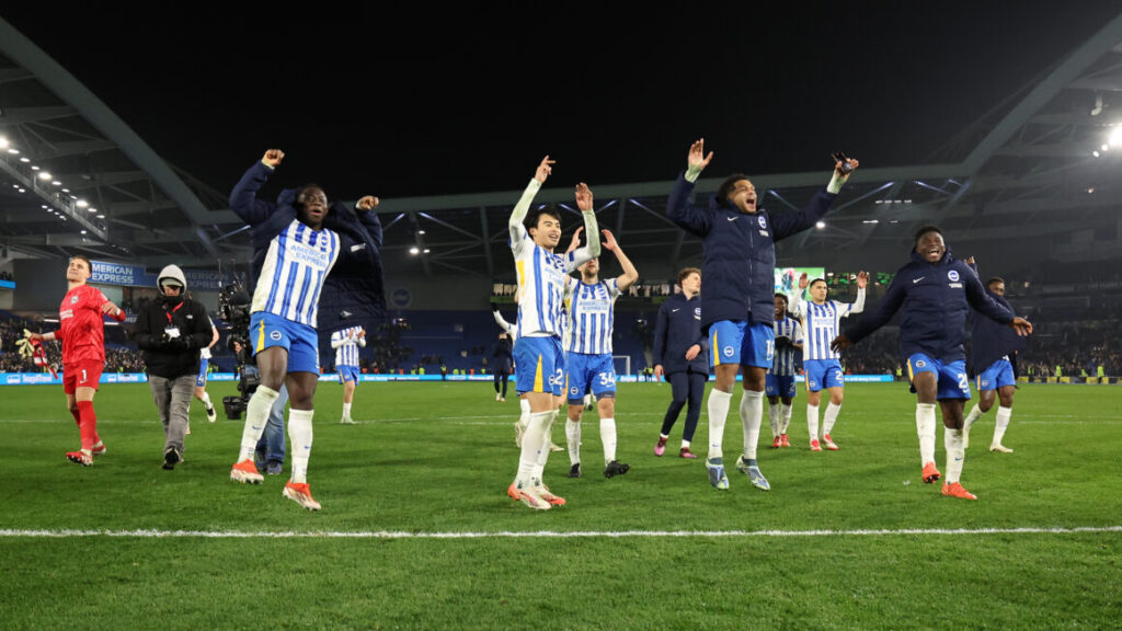 Jugadores del Brighton celebrando la victoria contra el Chelea. / X: @OfficialBHAFC