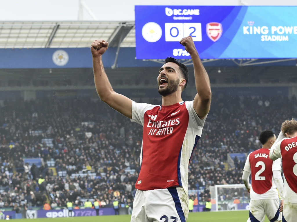 Arsenal doblega a Leicester y sigue a la caza del Liverpool