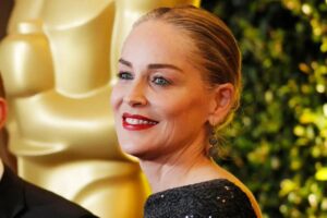 Los actores Javier Bardem y Sharon Stone protagonizan ‘Íntimo y Personal’ de marzo, en ¡HOLA! TV