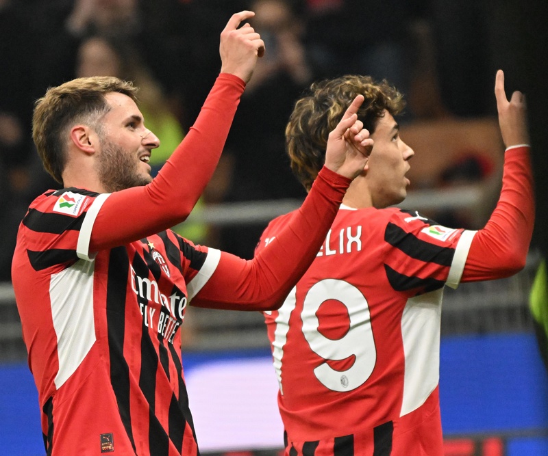 Milan (Italy), 05/02/2025.- AC Milan Joao Felix (R) celebrates scoring the 3-1 goal with teammate Santiago Gimenez (L) during the Coppa Italia quarterfinal soccer match between AC Milan and AS Roma, in Milan, Italy, 05 February 2025. (Italia) EFE/EPA/DANIEL DAL ZENNARO
