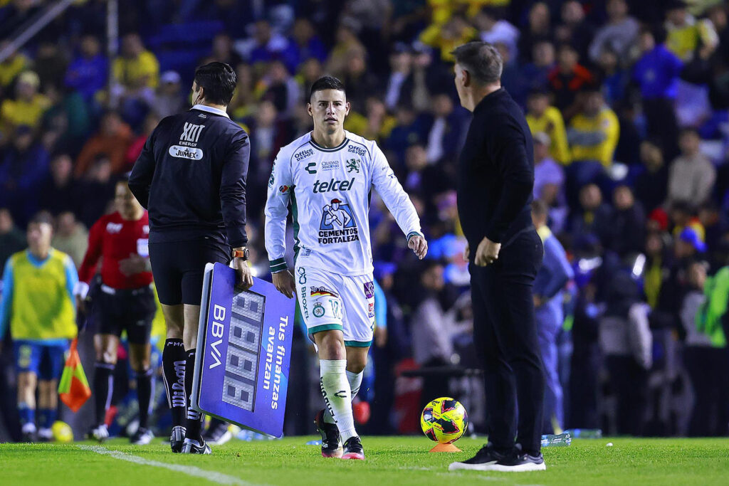 James Rodríguez (c) del León sale de cambio este miércoles, durante un partido de la jornada 9 del torneo Clausura 2025 de la Liga MX, celebrado en el estadio Ciudad de los Deportes de Ciudad de México (México). EFE/ Sáshenka Gutiérrez