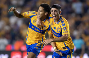 Ozziel Herrera (i) y Juan Brunetta de Tigres celebran un gol durante un partido por la jornada 6 del Torneo clausura 2025 entre Tigres y Atlas en el estadio Universitario de la ciudad de Monterrey (México). Imagen de archivo. EFE/ Miguel Sierra