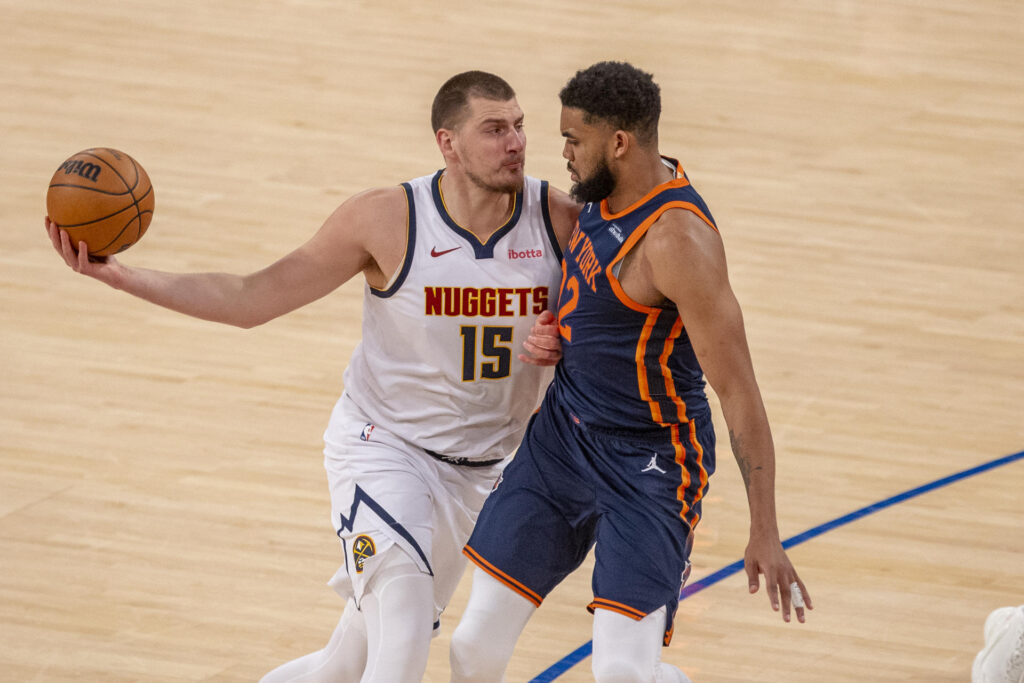 Karl Anthony Towns (d) de los Knicks disputa un balón con Nikola Jokic de los Nuggets durante el partido de la NBA entre los New York Knicks y los Denver Nuggets en el Madison Square de Nueva York. EFE/ Ángel Colmenares