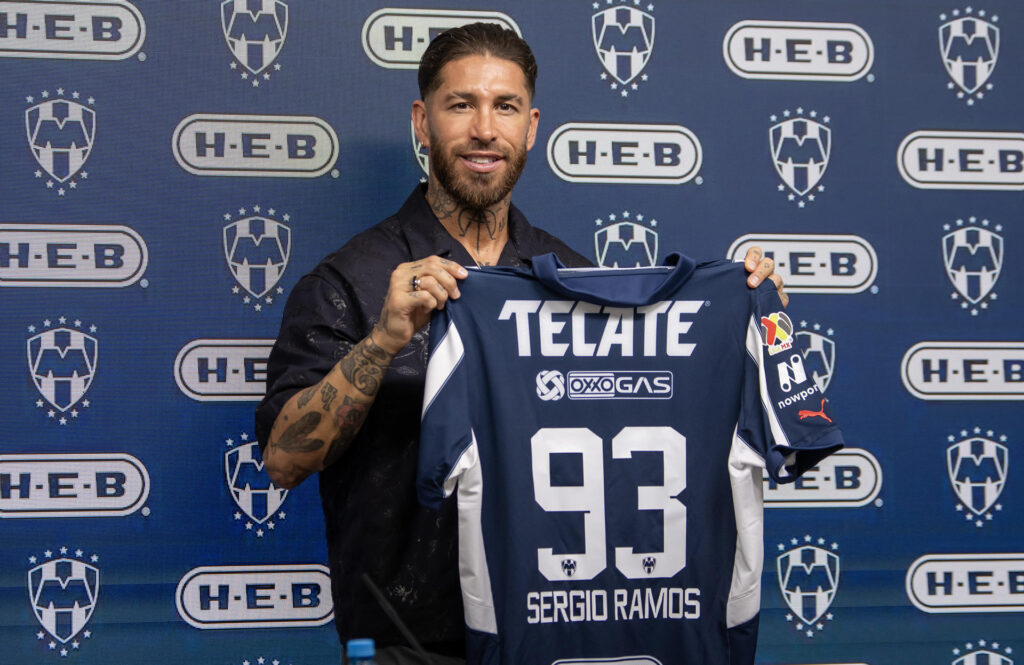 El jugador español Sergio Ramos posa con la camiseta de Monterrey durante una rueda de prensa en su presentación como nuevo jugador del equipo, este domingo en Monterrey (México). EFE/ Miguel Sierra
